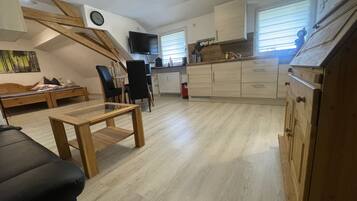 Fernseher, DVD-Player, Tischtennisplatte