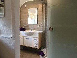 Shower, hair dryer, towels - Studio Apartment 'Apartment Schwarzwaldblick, 35 Qm' with Shared Garden and Wi-Fi (Görwihl)