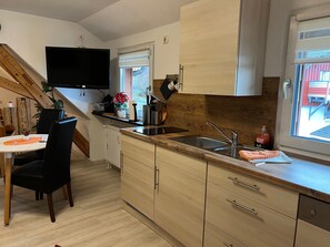 Frigorífico, microondas, placa de cocina y lavavajillas