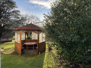 Outdoor dining - Studio Apartment 'Apartment Schwarzwaldblick, 35 Qm' with Shared Garden and Wi-Fi (Görwihl)