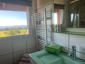 Douche, sèche-cheveux, serviettes fournies