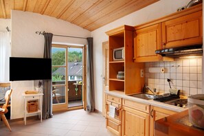 Frigorifero, microonde, piano cottura, macchina per tè/caffè