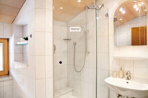 Douche, sèche-cheveux, serviettes fournies