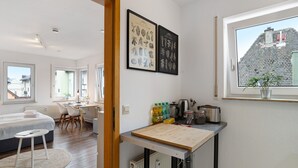 Une chambre moderne avec un lit, une table de chevet et un bureau avec des chaises.