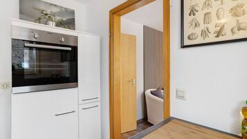Kühlschrank, Mikrowelle, Herdplatte, Geschirrspüler