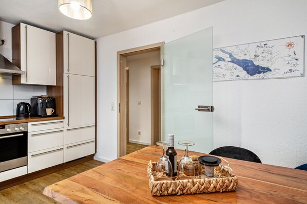 Fridge, microwave, oven, stovetop - Holiday Apartment "Eylago No-1" with Wi-Fi (Friedrichshafen)