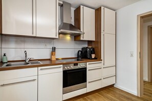 Fridge, microwave, oven, stovetop - Holiday Apartment "Eylago No-1" with Wi-Fi (Friedrichshafen)