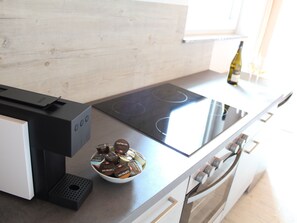 Frigorifero, microonde, forno, piano cottura