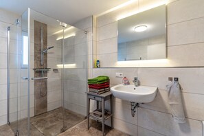 Badekar, hårtørrer, håndklæder