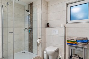 Bañera, artículos de higiene personal gratuitos y secador de pelo