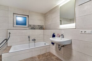 Baignoire, articles de toilette gratuits, sèche-cheveux