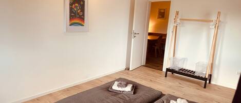 2 室のベッドルーム、アイロン / アイロン台、WiFi (無料)、ベッドシーツ