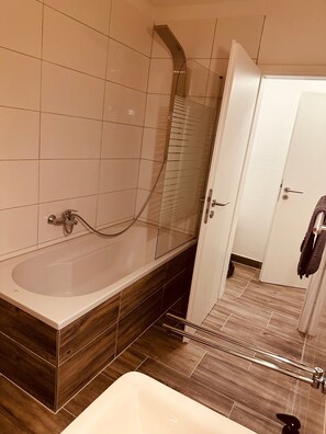 Badewanne, Haartrockner, Handtücher