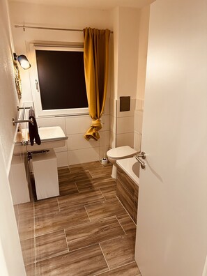 Bañera, secador de pelo, toallas