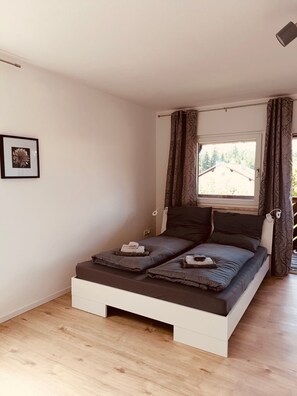 2 chambres, fer et planche à repasser, Wi-Fi gratuit, draps fournis