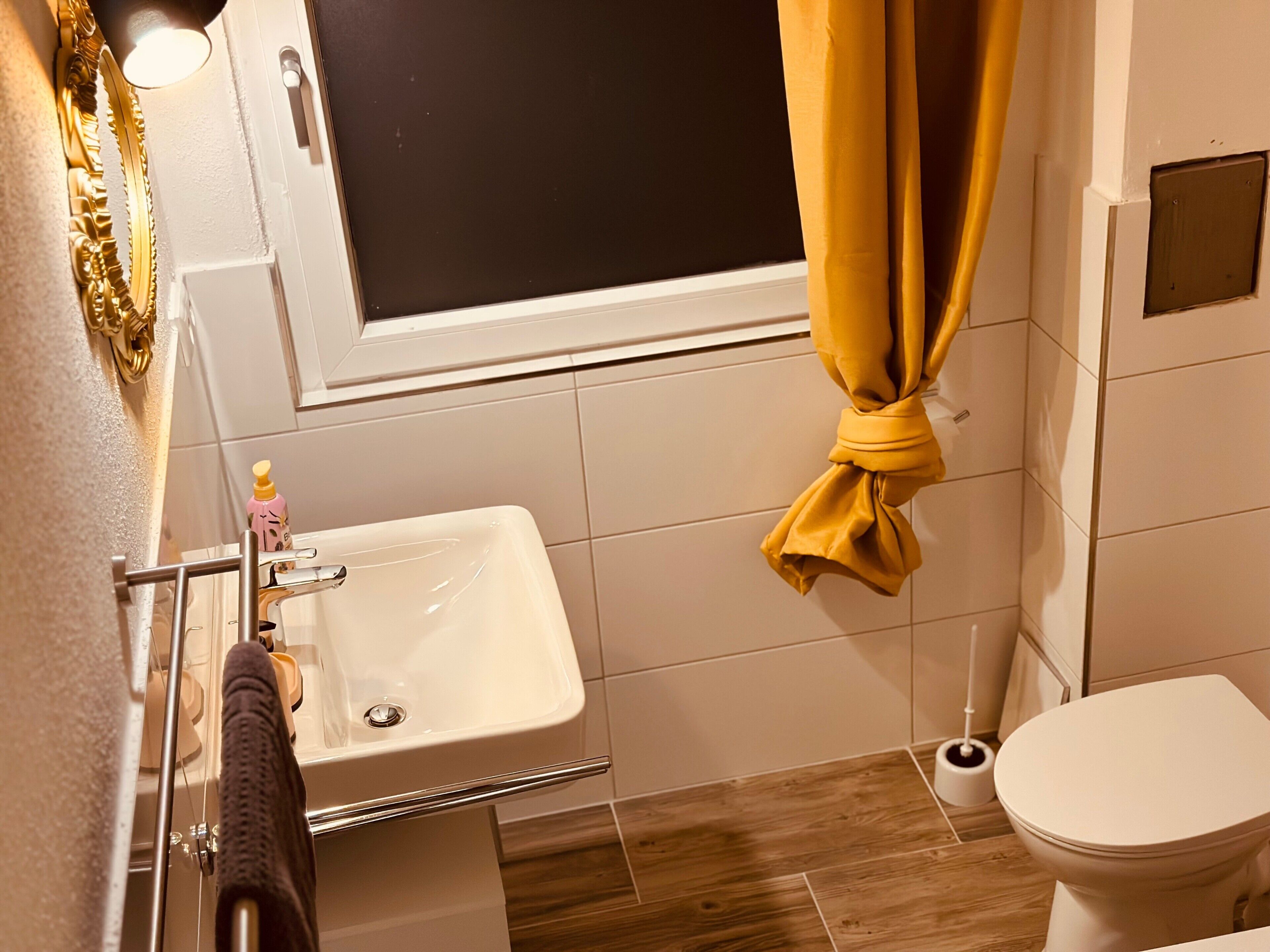 Badkar, hårtork och handdukar