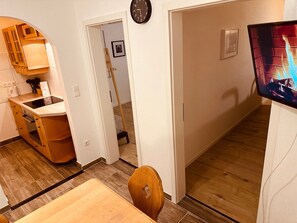 Fridge, microwave, oven, stovetop - Apartment 'Felix Living 8' with Balcony and Wi-Fi (Salzweg)