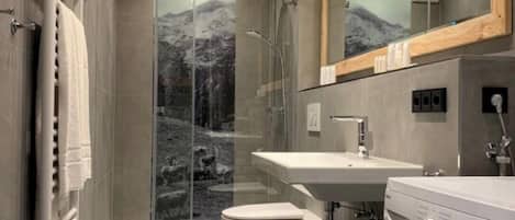 Badewanne, Haartrockner, Handtücher