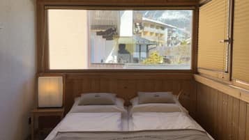 4 slaapkamers, een strijkplank/strijkijzer, gratis wifi, beddengoed