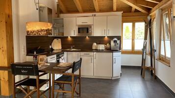 KĂŒhlschrank, Mikrowelle, Ofen, Herdplatte