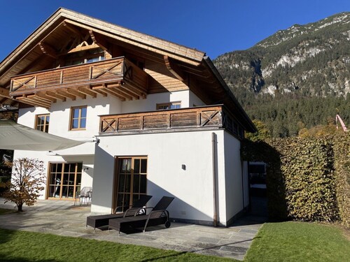 Ferienwohnung Max 3" mit Bergblick, privater Terrasse und WLAN