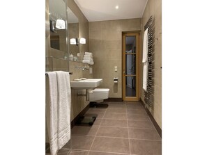 Ducha, secador de pelo, toallas