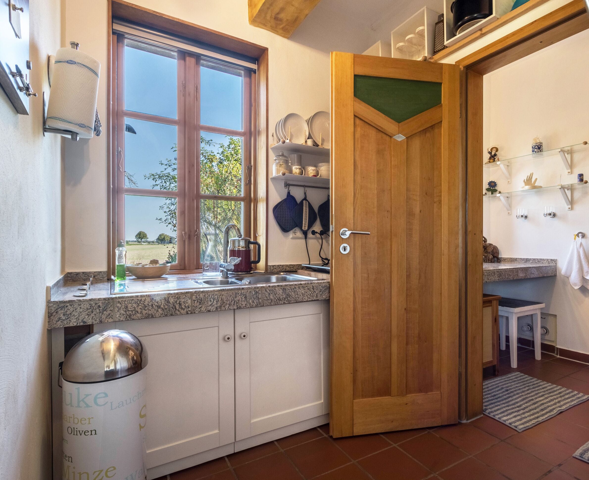 Frigorífico, microondas, placa de cocina y cafetera o tetera