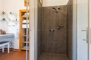 Dusche, Haartrockner, Handtücher
