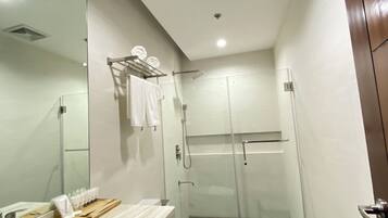 Executive Room | Bathroom | Slippers, bidet, towels, soap