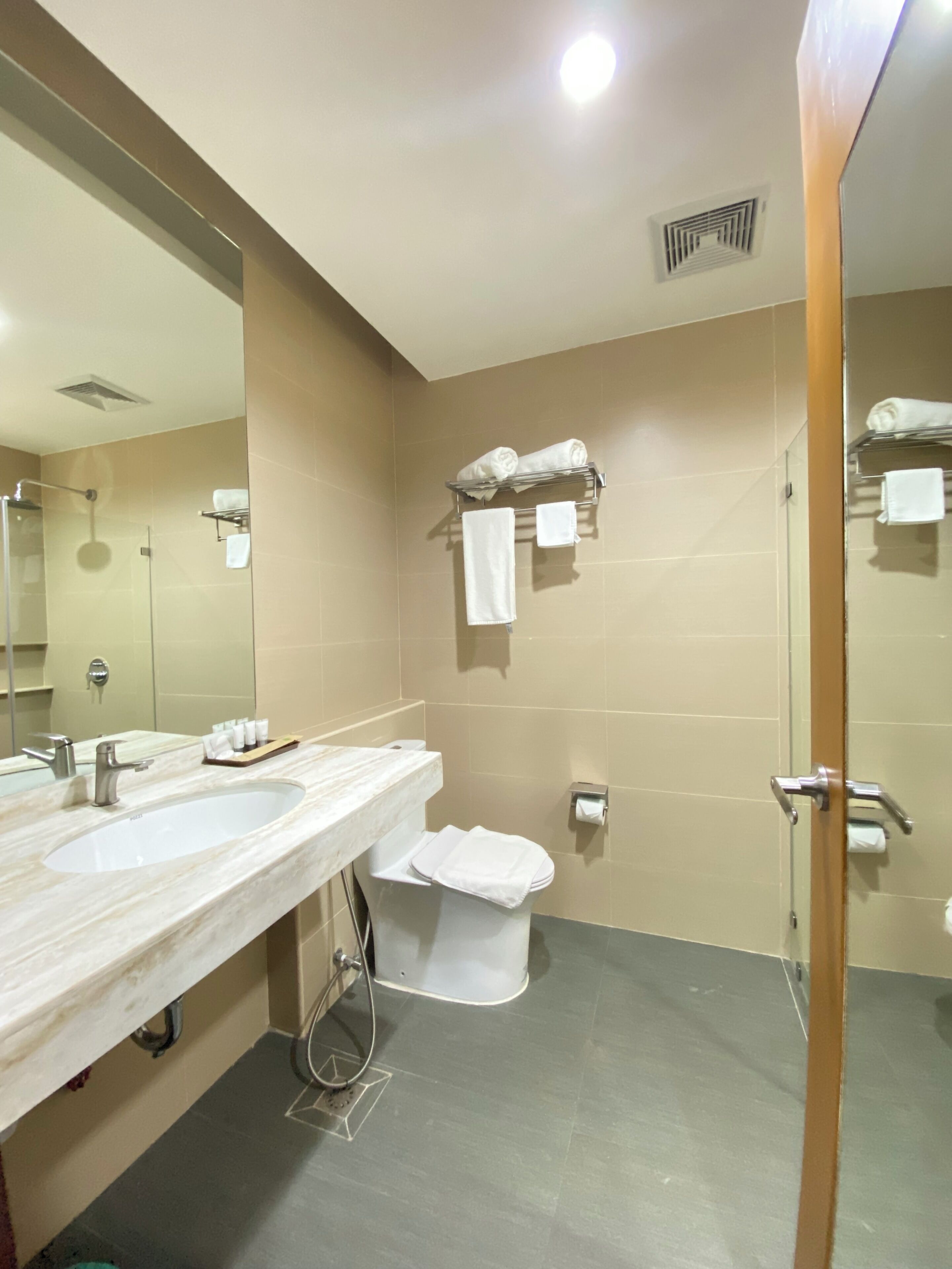 deluxe room | bathroom | slippers, bidet, towels, soap