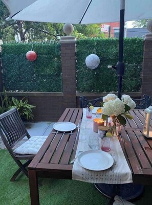 Outdoor dining - Cosy studio in prime Wburg with private patio (Brooklyn)