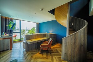 Suite (Klong San Duplex Pool) | Minibar (mit einigen kostenlosen Artikeln), Verdunkelungsvorhänge