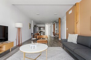 TV, stereo - Serene Marina Del Rey 2BR w/ Pool & Gym, nr Shopping, by Blueground (Los Angeles)