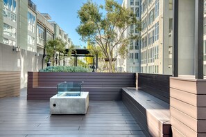 Terrace/patio - Serene Marina Del Rey 2BR w/ Pool & Gym, nr Shopping, by Blueground (Los Angeles)