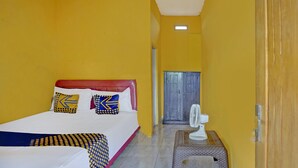 A hotel room with a bed, a fan, and a wardrobe. - Hotel O Anisah Adil Homestay SyariahNearsmart Kampung Desa Pakistaji (Banyuwangi)