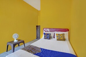 Double Room | Desk, laptop workspace, free WiFi, bed sheets - Hotel O Anisah Adil Homestay SyariahNearsmart Kampung Desa Pakistaji (Banyuwangi)