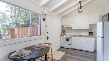 Refrigerador, microondas, cafetera/tetera, tostadora