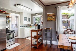 Kylskåp, mikrovågsugn, diskmaskin och kaffe- och tebryggare
