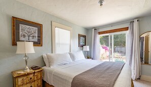 2 bedrooms, iron/ironing board, internet, bed sheets
