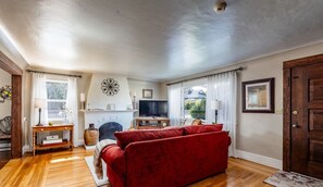 Fernseher, Kamin, Arbeitsbereiche