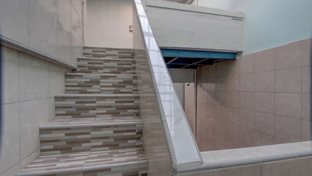Una escalera de diseño moderno que conduce a un piso superior.