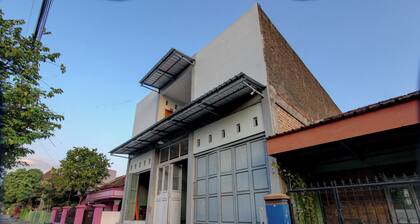 SPOT ON 92828 Galih Kost 1 Syariah