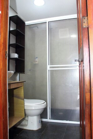 Bed in 5 - Female Dormitory Shared Bathroom | Baño | Ducha y papel higiénico
