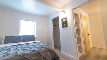 2 chambres, fer et planche à repasser, lit de bébé portatif