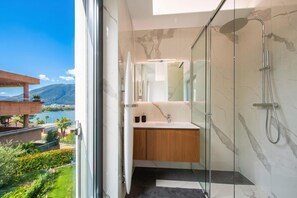 Bathtub, hair dryer, bidet, towels