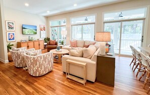 Fernseher, Tischtennisplatte, Bücher, Drucker