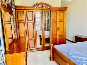 2 habitaciones, tabla de planchar con plancha, wifi y ropa de cama 