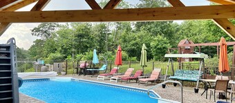 Family & pet-friendly, peaceful rural escape. Hiking nearby.