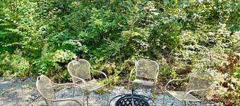 Family & pet-friendly, peaceful rural escape. Hiking nearby.