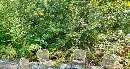 Family & pet-friendly, peaceful rural escape with a heated pool. Hiking nearby.